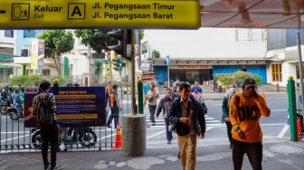 Pejalan kaki menyeberang pada pelican crossing di depan Stasiun Cikini, Jakarta, Senin (15/9/2025). [Suara.com/Alfian Winanto]