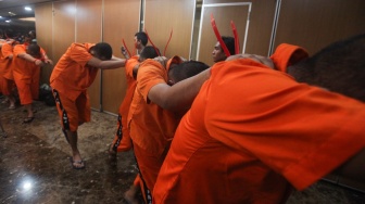 Sejumlah tersangka dihadirkan saat pengungkapan kasus pembunuhan kepala cabang Bank Rakyat Indonesia (BRI) di Gedung Ditreskrimum Polda Metro Jaya, Jakarta, Selasa (16/9/2025). [ANTARA FOTO/Meli Pratiwi/RIVfoc]