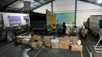 Aksi Dramatis Petugas Kejar Truk Muatan Motor-Suku Cadang Selundupan hingga Masuk Perkebunan Sawit