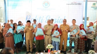 Mendagri Bagikan 2.000 Paket Sembako Kepada Warga Tanah Tinggi Dalam Peringatan HUT ke-15 BNPP