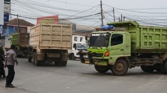 Kesabaran Warga Habis: Puluhan Truk Tambang Monster Dihadang Paksa di Perbatasan Tangerang-Bogor