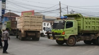 Warga Tangerang Blokade Jalan, Truk Tambang Kocar-kacir!
