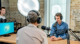 Saat Podcast Jadi Pilihan Belajar, Apa yang Hilang dari Televisi?