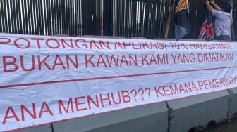 Massa Ojol Bentangkan Spanduk di DPR: Potongan 10 Persen Harga Mati, Bukan Kawan Kami yang Dimatikan