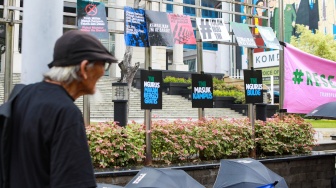 Peserta aksi yang tergabung dalam Koalisi Masyarakat Sipil Untuk Reformasi Sektor Keamanan mengangkat poster saat mengikuti aksi di depan Gedung Mahkamah Konstitusi (MK), Jakarta, Rabu (17/9/2025). [Suara.com/Alfian Winanto]