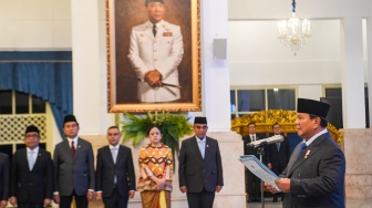Presiden Prabowo Subianto membacakan sumpah jabatan yang diikuti para pejabat yang dilantik pada Pelantikan Menteri dan Wakil Menteri Negara Kabinet Merah Putih Dalam Sisa Masa Jabatan Periode Tahun 2024-2029 di Istana Negara, Jakarta, Rabu (17/9/2025). [ANTARA FOTO/Muhammad Adimaja/aww]