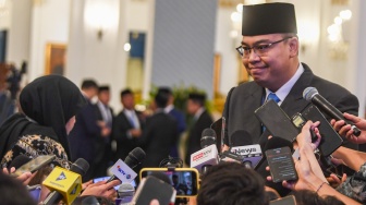 Kepala Badan Komunikasi Pemerintah Angga Raka Prabowo memberikan keterangan pers usai mengikuti acara pelantikan Menteri dan Wakil Menteri Negara Kabinet Merah Putih Dalam Sisa Masa Jabatan Periode Tahun 2024-2029 di Istana Negara, Jakarta, Rabu (17/9/2025). [ANTARA FOTO/Muhammad Adimaja/aww]