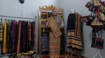 Kisah Tapis Pringsewu: Dari Hobi Menjahit Jadi Sumber Rezeki Keluarga