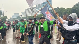 Bawa 7 Poin Tuntutan, Hujan Deras Tak Surutkan Semangat Aksi Ojol di Depan Gedung DPR RI