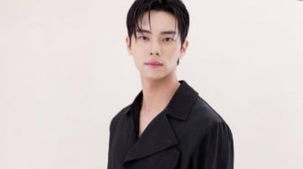 4 Ide OOTD Monokrom Minimalis ala Lee Chae Min yang Wajib Dicoba!