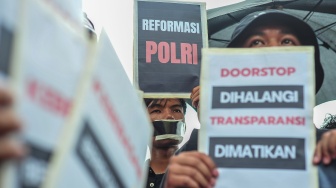 Sejumlah jurnalis dan pers mahasiswa yang tergabung dalam Koalisi Anti Pembungkaman Demokrasi melakukan aksi diam sambil membentangkan poster di Mapolda Jambi, Jambi, Rabu (17/9/2025). [ANTARA FOTO/Wahdi Septiawan/bar]
