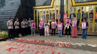 Gelar Aksi 'Pink', Aliansi Perempuan Tuntut Pembebasan Delpedro Cs di Polda Metro Jaya