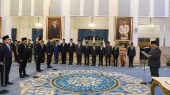 Prabowo Resmi Berhentikan 4 Pejabat, Konsultan Politik Hasan Nasbi Terlempar dari Istana!