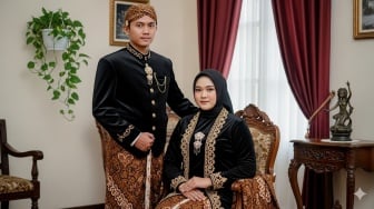 Kumpulan Prompt Gemini AI Foto Pasangan dan Keluarga dengan Tema Adat Jawa