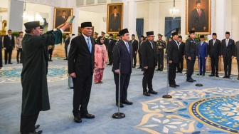 Menteri Koordinator Bidang Politik dan Keamanan Djamari Chaniago (kiri), Wakil Kepala Badan Gizi Nasional Nanik Sudaryati Deyang (kedua kiri), Menteri Pemuda dan Olahraga Erick Thohir (ketiga kiri), Kepala Kantor Staf Kepresidenan M Qodari (keempat kiri), Penasihat Khusus Presiden Bidang Keamanan dan Ketertiban Masyarakat serta Reformasi Kepolisian Ahmad Dofiri (kedua kanan), dan Kepala Badan Komunikasi Pemerintah Angga Raka Prabowo (kanan) mengikuti pelantikan dan pengambilan sumpah jabatan oleh Presiden Prabowo Subianto pada acara Pelantikan Menteri dan Wakil Menteri Negara Kabinet Merah Putih Dalam Sisa Masa Jabatan Periode Tahun 2024-2029 di Istana Negara, Jakarta, Rabu (17/9/2025). [ANTARA FOTO/Muhammad Adimaja/aww]