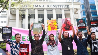 Aksi Tolak UU TNI di depan Mahkamah Konstitusi