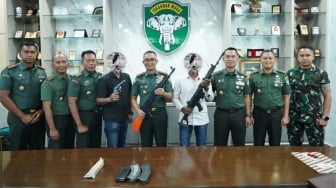 Warga Aceh Serahkan 3 Pucuk Senjata Api dan Amunisi ke TNI