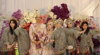 Arafah Rianti dan Halda Geser Tren Bridesmaid! Elegan dengan Baju Bodo di Pernikahan Feby Putri
