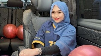 Single Mom Sukses, Ria Ricis Hadiahi Diri dengan Mobil Baru