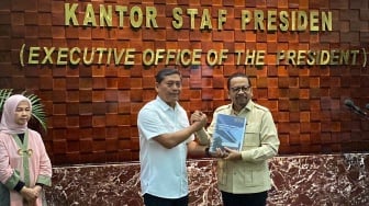 Sempat Diwarnai Jatuhnya Air Mata, AM Putranto Resmi Serahkan Jabatan KSP ke Qodari