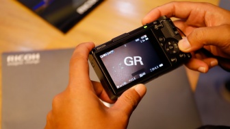 Pengunjung mencoba kamera Ricoh GR IV terbaru di Jakarta, Kamis, (18/9/2025). [Suara.com/Alfian Winanto]