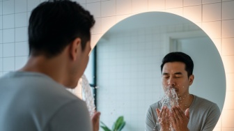 Wajah Kusam dan Berminyak? Ini 7 Skincare untuk Pria yang Aman di Kantong