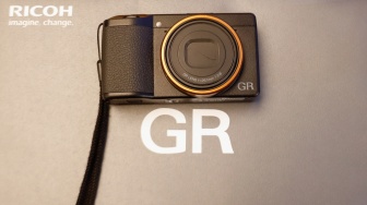 Penampakan kamera Ricoh GR IV yang baru saja rilis di Jakarta, Kamis, (18/9/2025). [Suara.com/Alfian Winanto]