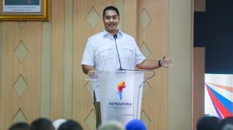 Pejabat Lama Menteri Pemuda dan Olahraga Dito Ariotedjo memberikan sambutan usai serah terima jabatan (sertijab) di Kantor Kemenpora, Jakarta, Kamis (18/9/2025). [Suara.com/Alfian Winanto]