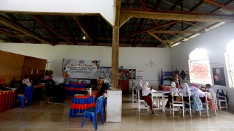 Siswa kelas VI SD Negeri 1 Bone Raya belajar di samping ruang guru di dalam masjid di Bone Raya, Kabupaten Bone Bolango, Gorontalo, Kamis (18/9/2025).  [ANTARA FOTO/Adiwinata Solihin/YU]