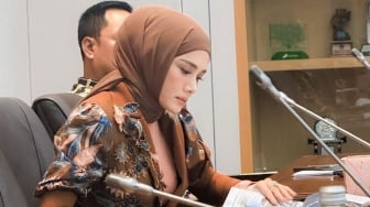 Mulan Jameela Kerja Pakai Tas Seharga Gaji dan Tunjangan DPR Sebulan?