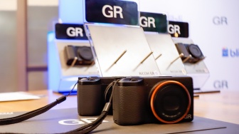 Penampakan kamera Ricoh GR IV yang baru saja rilis di Jakarta, Kamis, (18/9/2025). [Suara.com/Alfian Winanto]