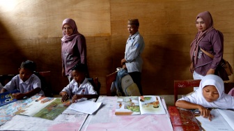 Asisten Ombudsman RI Perwakilan Provinsi Gorontalo meninjau kondisi SD Negeri 1 yang melakukan proses belajar mengajar di dalam masjid di Bone Raya, Kabupaten Bone Bolango, Gorontalo, Kamis (18/9/2025).  [ANTARA FOTO/Adiwinata Solihin/YU]