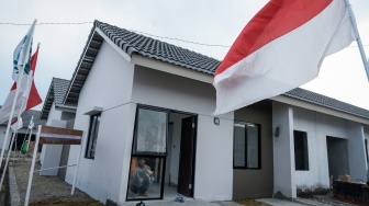 Pekerja membersihkan kaca di salah satu unit rumah untuk masyarakat berpenghasilan rendah (MBR) di Desa Sukawali, Pakuhaji, Kabupaten Tangerang, Banten, Rabu (17/9/2025). [ANTARA FOTO/Putra M. Akbar/rwa]