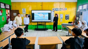 Ironi Kebijakan Prabowo: Smart TV Dibeli, Guru Honorer Terlupakan