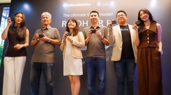 Sales Manager Aneka Warna Solusi Media, Henry Untung (kedua kiri) beserta tim dan influencer saat launching kamera Ricoh GR IV di Jakarta, Kamis, (18/9/2025). [Suara.com/Alfian Winanto]