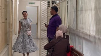 Tampil Bak Model di Pengadilan, Senyum Ceria Nikita Mirzani Hiasi Sidang Lanjutan Kasus TPPU