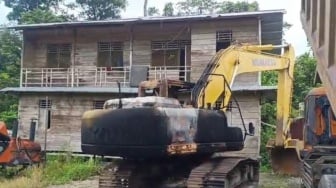 Papua Mencekam, OTK Bersenjata Serbu Proyek Vital, Ekskavator Jalan Trans Nabire-Timika Dibakar