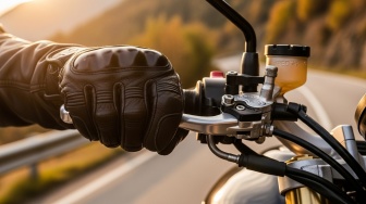 Ternyata Salah Kaprah, Ini 5 Teknik Ngerem Motor yang Benar Sesuai Kondisi Jalan