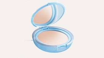 5 Bedak Padat Wardah Untuk Menutupi Flek Hitam, Harga Murah Coverage Juara