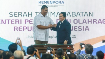 Menteri Pemuda dan Olahraga Erick Thohir (kanan) berjabat tangan Dito Ariotedjo (kiri) usai penandatanganan naskah serah terima jabatan (sertijab) di Kantor Kemenpora, Jakarta, Kamis (18/9/2025). [Suara.com/Alfian Winanto]