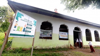 Bangunan Sekolah Rusak, Siswa SD Negeri 1 Bone Raya Belajar di Masjid