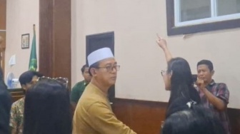 "Nyawa Ayahku Hanya Dihargai 1,5 Tahun" Keluarga Korban Gebrak Meja di Sidang Tabrak Lari