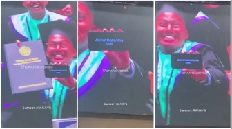 Satire Berkelas Wisudawan Rayakan Kelulusan Sambil Pegang Ijazah: Jokowi Mana Bisa Gini