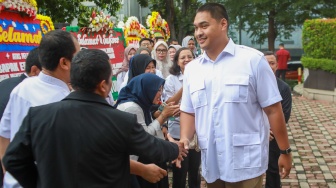 Pejabat lama Menteri Pemuda dan Olahraga Dito Ariotedjo berjabat tangan dengan pegawai Kemenpora saat acara perpisahan di Kantor Kemenpora, Jakarta, Kamis (18/9/2025). [Suara.com/Alfian Winanto]