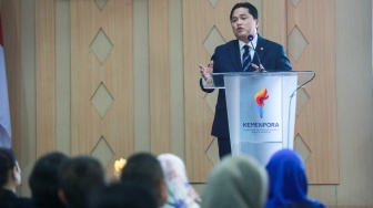 Menteri Pemuda dan Olahraga Erick Thohir memberikan sambutan usai serah terima jabatan (sertijab) di Kantor Kemenpora, Jakarta, Kamis (18/9/2025). [Suara.com/Alfian Winanto]