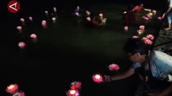Umat Buddha Semarang Larung Pelita di Pantai Marina: Ini Makna Mendalam di Baliknya