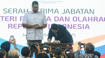 Menteri Pemuda dan Olahraga Erick Thohir (kanan) dan pejabat lama Dito Ariotedjo (kiri) saat penandatanganan naskah serah terima jabatan (sertijab) di Kantor Kemenpora, Jakarta, Kamis (18/9/2025). [Suara.com/Alfian Winanto]