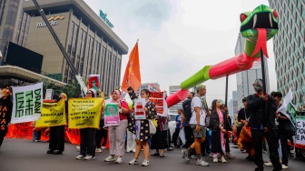 Aktivis dari berbagai organisasi melakukan aksi Draw the Line dengan cara long march dari terowongan Kendal menuju Monas, Jakarta, Jumat (19/9/2025). [Suara.com/Alfian Winanto]