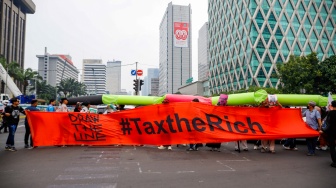 Aktivis dari berbagai organisasi melakukan aksi Draw the Line dengan cara long march dari terowongan Kendal menuju Monas, Jakarta, Jumat (19/9/2025). [Suara.com/Alfian Winanto]