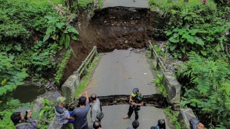 Foto udara kondisi jembatan putus di Desa Kandangtepus, Kecamatan Senduro, Lumajang, Jawa Timur, Jumat (19/9/2025).  [ANTARA FOTO/Irfan Sumanjaya/tom]